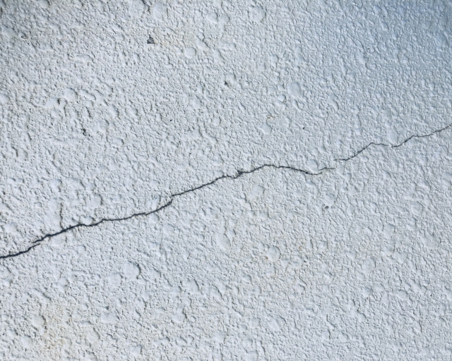 ひび割れがある家を売却する場合の価格への影響とは?売却のコツもご紹介