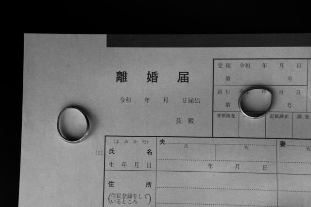 離婚時には住宅ローンも折半される？残債のあるマンションの売却方法も解説